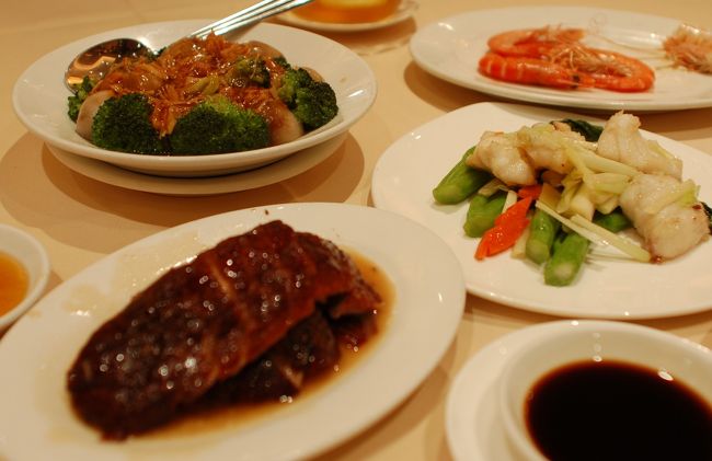 一気にどどっと出てきた。やや焦ったので、ピントがぼけてしまった。<br />金牌燒鵝（ガチョウのロースト）は、肉もさることながら、特製ソースもつけだれも旨い。<br />骨までしゃぶり尽くす。手がべとべとになったが、うまいのなんの。<br />以前この店に訪れた時はＳＡＲＳ禍で鶏を食べられなかった。やっと念願叶う。