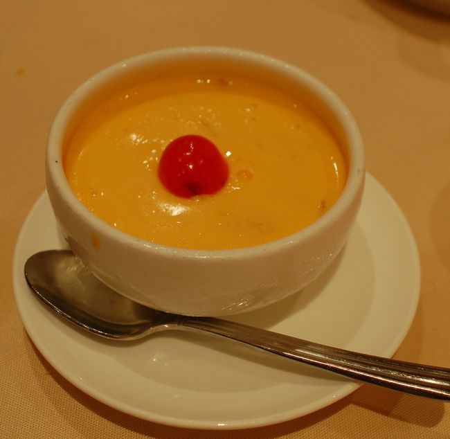 マンゴープリン。きれいでした。<br /><br />満足の夕食で、ガチョウのローストと豚のロースト、皮蛋を買って帰りました。