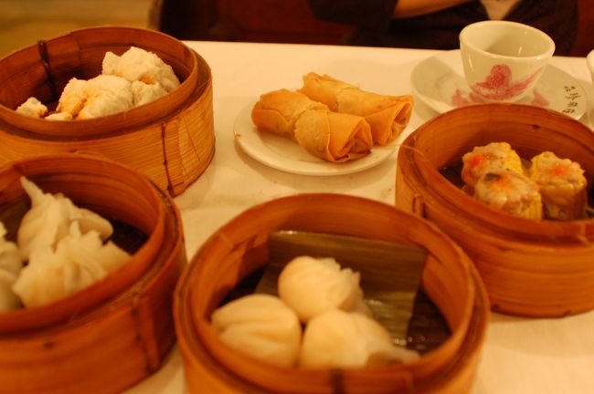 ２日目は飲茶の名店「陸羽茶室」。毀誉褒貶あるが、私は嫌な思いをしたことがない。騒がしすぎず、いい感じ。<br />チャーシュー饅をおかわり。