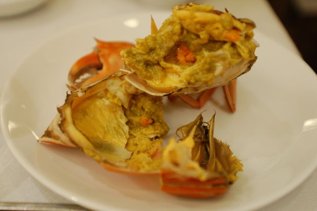 夜は、尖沙咀の滬江大飯店。<br />黄油蟹（ちと小振り）<br />蟹味噌入りふかひれスープ<br />蟹味噌絡め麺<br />マンゴープリン<br /><br />のセットメニュー（１人前６００ＨＫＤ弱）と、五目野菜炒め、清炒蝦仁を頼む。<br /><br />黄油蟹は初めていただいたが、濃厚な味噌が爪の先っぽ、細い足のつま先まで詰まっている。<br />夢中でほじくる。旨し。<br />（めんどくさがり屋の嫁の分までいただいた）<br /><br /><br />