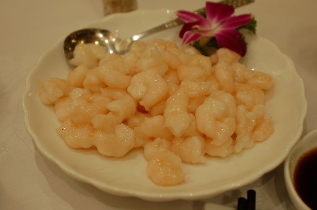 清炒蝦仁は、薄い味付け。海老の歯ごたえ・弾力が楽しめる。海老ってこんなに甘いんだと実感する。<br /><br />この店も満足でした。<br />杏花楼へ立ち寄り、夜食用に黒ごま団子など買う。<br />