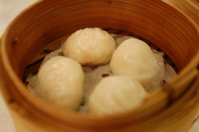 ３日目はおみやげを買いに裕華百貨店へ。その前に、また義順牛奶公司のコーヒー牛乳プリンで腹ごしらえ。ほんと好きなんです。<br />裕華の地下食料品売り場は、乾物の香りが充満し、ノックアウト寸前。思い出しただけで涎が出る。<br /><br />一通り買い、近くの福臨門魚翅海鮮酒家「九龍店」に。<br />まずは定番のエビ蒸し餃子。