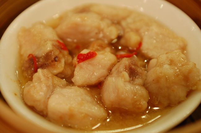 続いてスペアリブ。<br />濃くない上品な味付けで、お気に入り。<br />骨をこそぐように食べる。行儀悪いが、旨いから仕方がない。