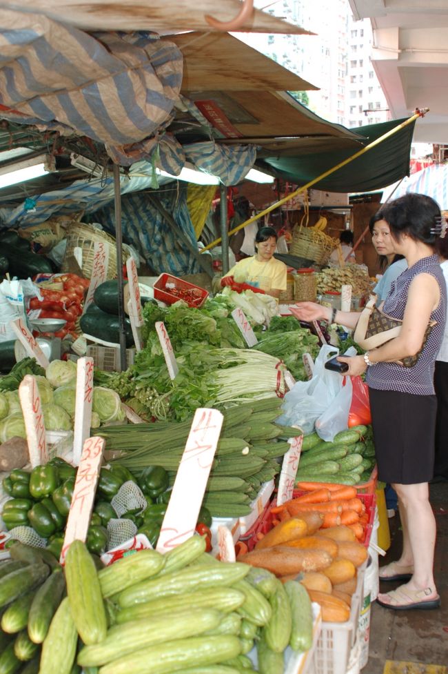 香港島へ渡る。トラムで東の終点・筲箕湾へ。<br />小さな市場があった。野菜が美味しそう。
