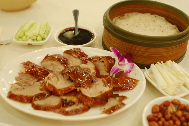 これで完成。<br />甘辛い味噌ををつけ、ネギや胡瓜の千切りを載せ、クレープの皮のようなもので包んで食べる。<br />パリパリの皮に少し肉が付いている。<br />皮の香ばしいこと。<br />味噌との相性もいい。<br />半羽で１４０ＨＫＤ（２０００円弱）。<br /><br />帰りに許留山でデザートを購入。