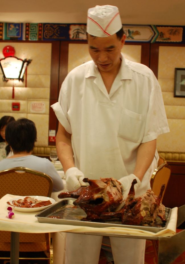 最後の夜は、北京に本店がある北京ダックの名店・全聚徳へ（灣仔）。<br /><br />北京ダック（半羽）<br />くらげの前菜豚と白菜の上湯煮<br />豚肉炒飯<br /><br />を頼む。<br /><br />北京ダックは、各卓に担当者がきて、切り分けてくれる。