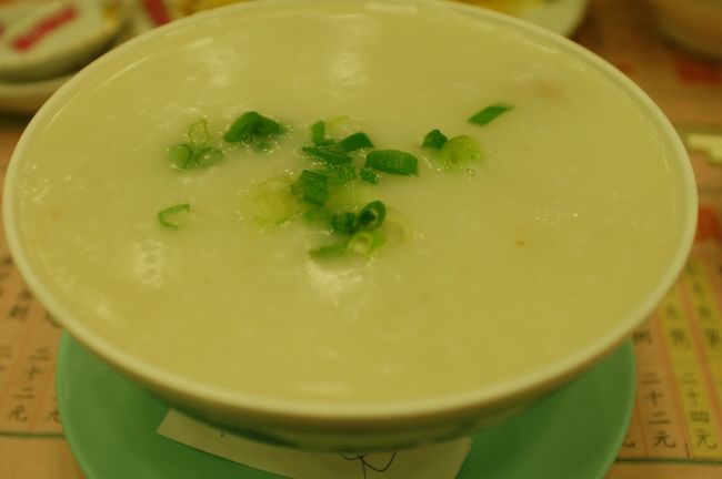 最終日の朝は、お気に入の「羅富記粥麺専家」を訪ねた。１０時半ごろ行ったが、８分ぐらいの入り<br />嫁は「皮蛋痩肉粥」（ピータンと豚肉入りお粥）。お米がとけている。熱々でふうふうしながら食べる。皮蛋がたっぷり入っているし、肉も噛めば噛むほど味が浸みだしてくる。