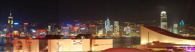 部屋から見た夜景。<br />（２枚の写真をつなぎ合わせています）