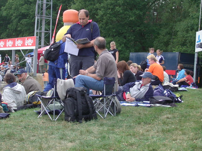 こんな風に椅子を持ってきている人も多々見受けられます。いかにも観戦慣れしています。このお二人はパンフレットを見て、あーだこーだと、論じて楽しんでいるようです。こんな楽しみ方をしています。