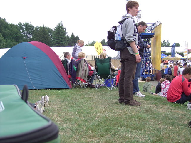 テントを張っていますが、泊まろうってわけではなく、荷物が多いからのようです。この家族の真ん中で立っている子は、ジュニアの部で参加していたアスリートの卵です。こんな風に家族で子供のレースを応援してたりもします。日本でも変わりませんね。