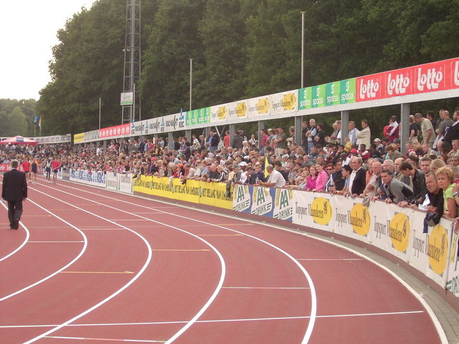 でも、バックストレートは観客でびっしりです。驚くのは、８レーンと観客の間の近さ！！こうして迫力ある走りが見れるわけです。