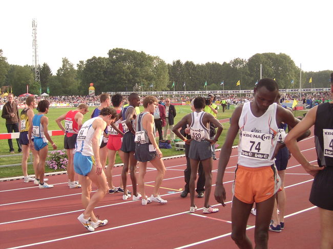 これから男子1500mのレースが始まらんとしている所です。近いとこんな風に選手が近くに感じられます。