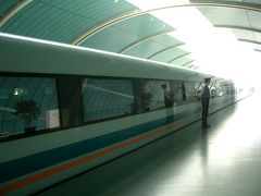 15:40　上海リニア終着駅・龍陽路（ロンヤンルー）駅

リニアモーターカーの終着駅は地下鉄2号線の龍陽路（ロンヤンルー／Longyang Road）駅とつながっています。

上海（シャンハイ／Shanghai）の市内中心部に出るためにはここから一度改札を出て地下鉄2号線に乗り換えなければなりません。