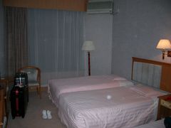 0:45　チェックイン

今回利用した敦煌太陽大酒店（Grand Sun Hotel Dunhuang）のスタンダードルームです。

今回は3人で利用のためエクストラベッドが入ってトリプル仕様になっています。


■敦煌太陽能国際旅行社（クチコミ）
http://4travel.jp/overseas/area/asia/china/dunhuang/tips/10022075/