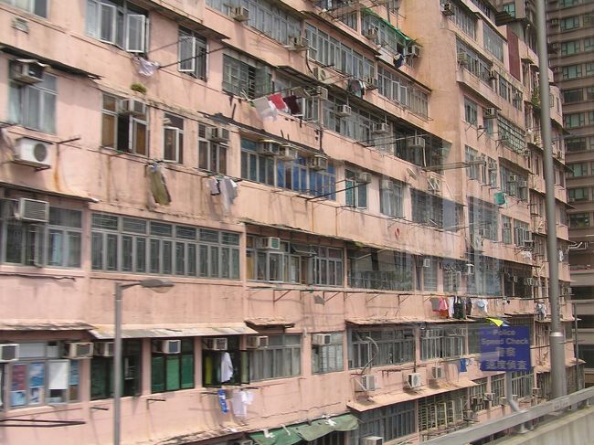 ピカピカの高層ビルと対照的な古い建物をみると、ドキドキします。