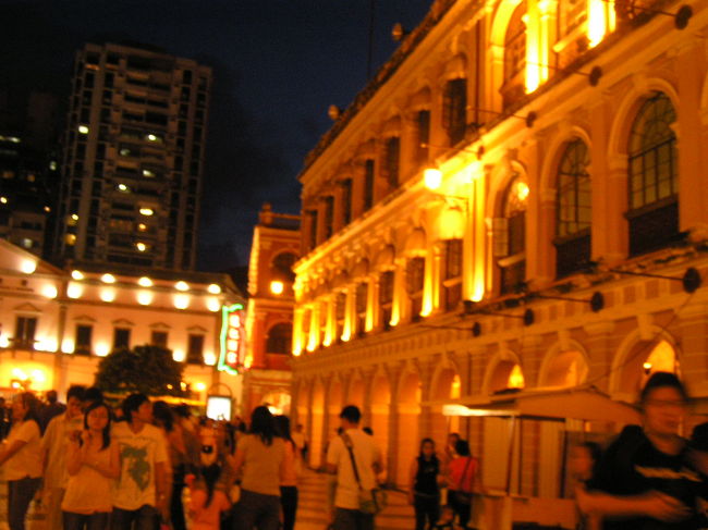 夜のセナド広場です。