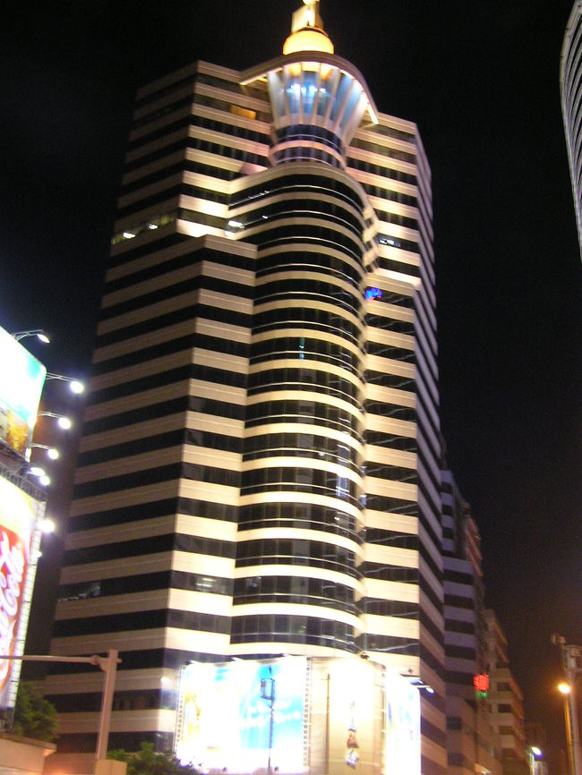 よく分かんないけど、高層ビル。