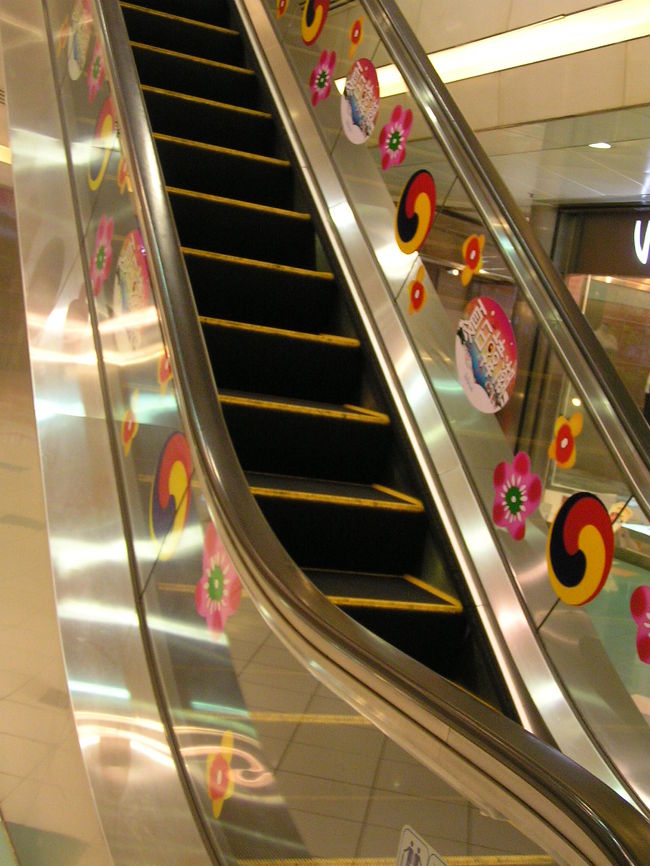 香港に戻る。マカオ行きフェリーターミナルの中。