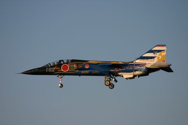 航空自衛隊岐阜基地の付近で撮影しました。夕暮れが自衛隊５０周年の特別塗装色の衣にあたり何とも言えない味を出しています。この機体はF1で今年で全機退役するそうです。最後の姿になってしまいそうです。