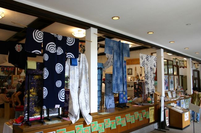 郡上八幡の郵便局の隣のお土産屋さんに地元で製作された浴衣が展示されていました。