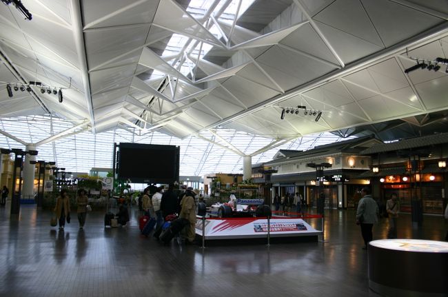 セントレア（中部新国際空港）内部にＴＯＹＯＴＡのＦ１マシンが展示されていました。愛・地球博開幕３日目のこの日、万博入場者数よりセントレア観光客の方が多かったようです。