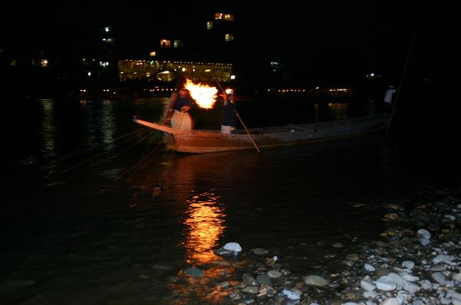 岐阜・長良川名物の鵜飼です。鵜飼船にはトイレ専用船があります。