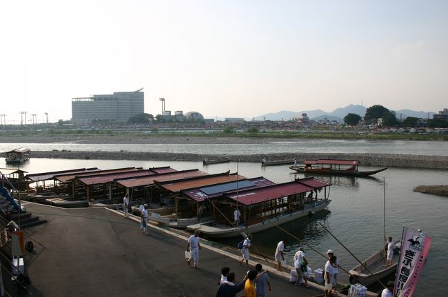 鵜飼船と長良川の１ショットです。