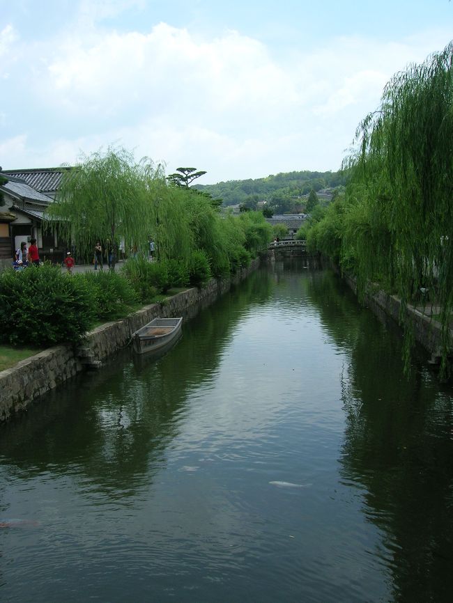 大原美術館の前を通る、美観地区内の倉敷川、、なんとも風情があって、いいです。。川沿いには、美術工芸品の露天があり、激安、、。買いたくなったけど、、、じっと我慢してしまった。。(ーー;)