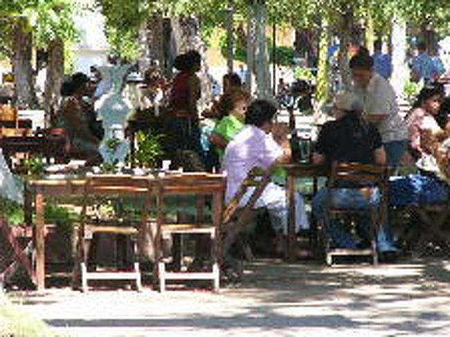 中央公園でくつろぐ人々。帽子をたくさん売っていました。 