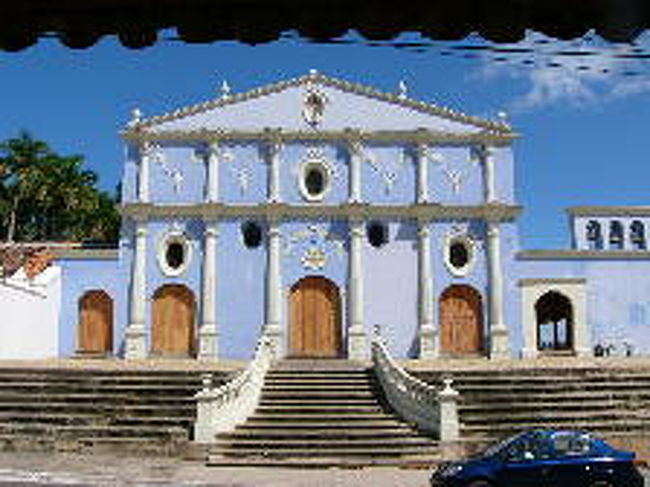 修道院博物館の正面。<br /><br />全館ウェッジウッド風かと思ったら<br />裏にまわるとすんごいのはこの壁一枚で<br />あとは瓦屋根のシンプルな建物でした。