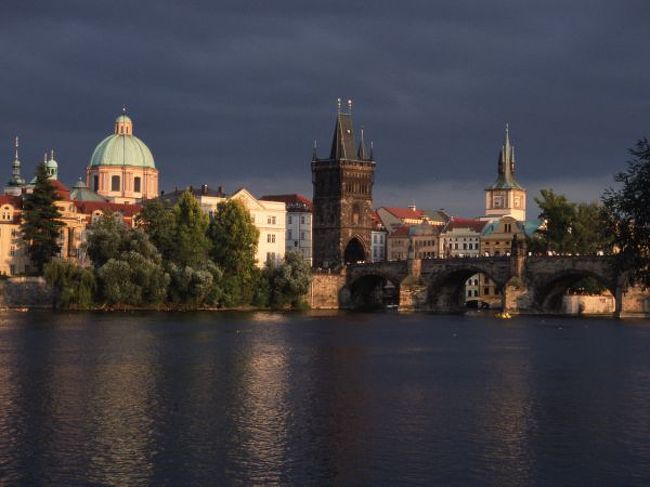 プラハに到着後、カレル橋の方に行くと、暗い雲を背景に、夕日に照らされた建物が・・・。<br /><br />なかなか回り逢えないシーンと思い、まず写真を。