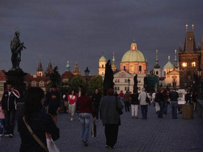 観光客で賑わう夕方のカレル橋