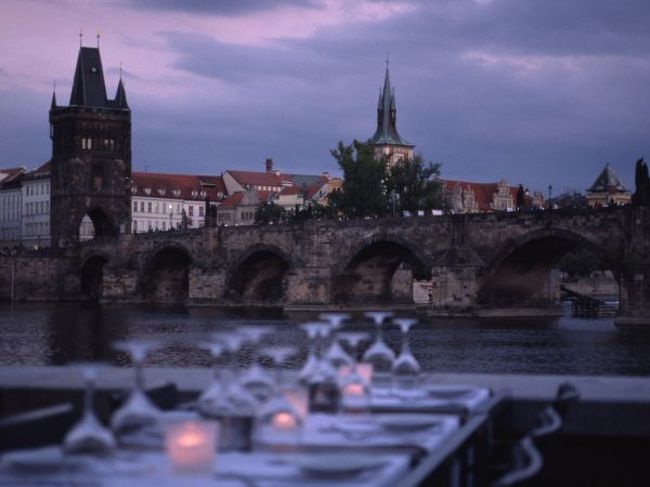 カレル橋近くのレストランからの眺望。とても眺めは良かったですが、一寸高め。でも、勧めてもらったチェコワイン（白）は甘かったけれど、美味しかった。