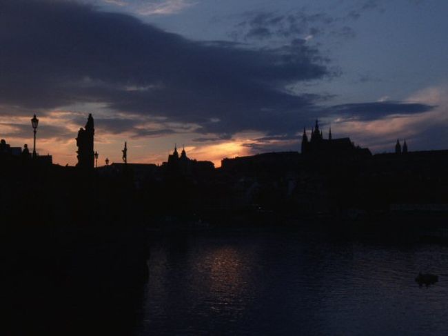 カレル橋と王宮の夕景