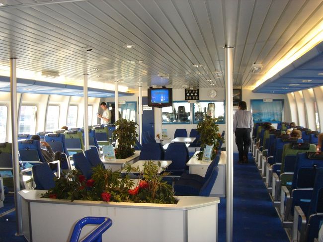 フェリーの船内です