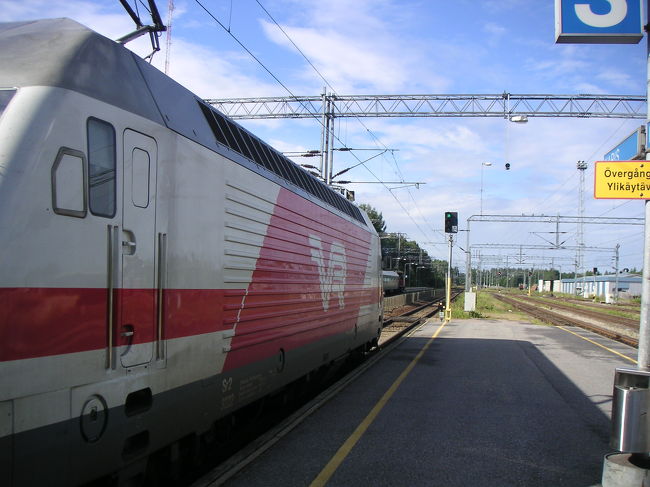 途中、２分間停車したKarjaa駅。<br />この電車に乗っていました。