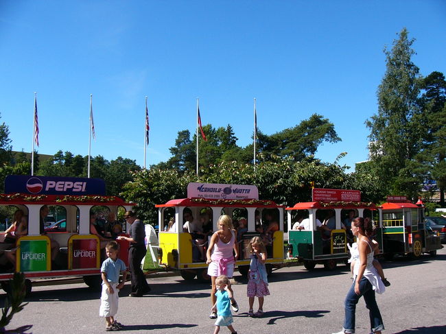 ホテルの前から出ている、まるで遊園地の幼児向け乗りもののようなミニ列車。これに乗るとムーミンワールドのある旧市街地への２０分ぐらいで着きます。ところが、１時間に１本しかなく、荷物を預けている間にこれが発車してしまいました。<br />事前に仕入れた情報では確かムーミンワールドまでホテルから歩いて２０分ほどで行けたはず。で、地図を頼りに、地元の人に聞いた近道を歩き始めたのですが、案の定、道に迷って３０分以上かかってしまいました。失敗！<br />ミニ列車、侮るなかれ。<br /><br />