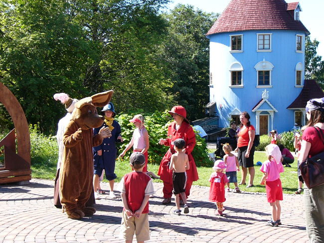 ムーミンのキャラクターたちがムーミンワールドの中心にあるムーミンの家の前に集まってきました。