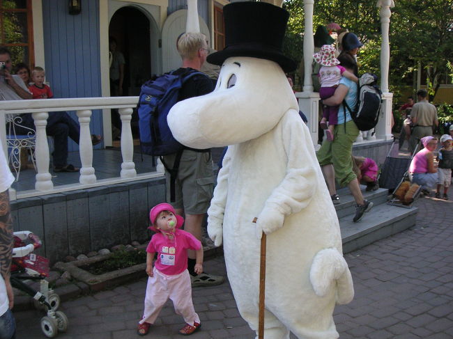 こりゃ、なんじゃ？とムーミンパパを見上げる赤ちゃん。