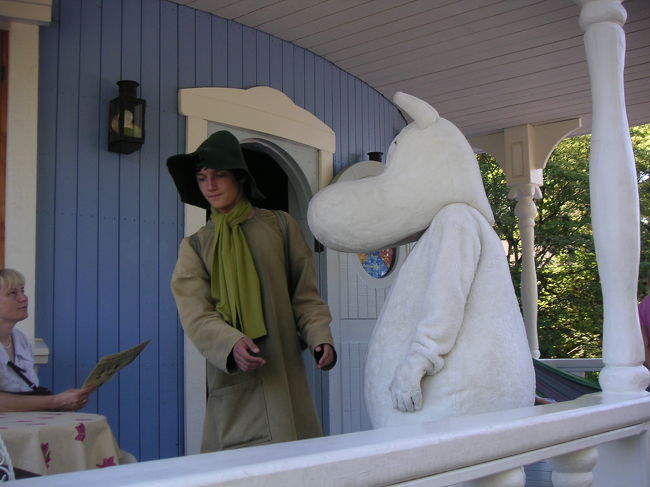 ムーミンとスナフキン。<br />スナフキンは青い目をした美少年。<br />アニメの世捨て人系キャラのスナフキンとはイメージが違いますが･･･断然こちらの方が良いんではない？