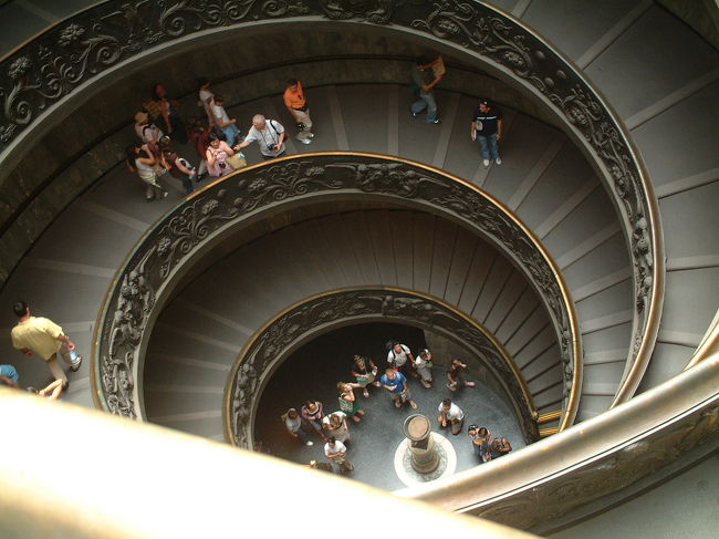 ヴァチカン博物館の出口の螺旋階段です。出口も芸術的です。<br />入場までは、列は長かったものの、思ったほど、待ち時間はありませんでした。見所は、色々ありますが、「システィーナ礼拝堂」だけは、絶対に外せません。有名な「最後の審判」と「アダムの創造」等は、しっかり見てきました。システィーナ礼拝堂は、厳粛にしていなければいけないため、少しの話し声もダメのようです。写真も確か、ここだけはダメでした。（他の場所は写真OKでしたが）<br /><br />余談ですが、ここのセルフサービスのカフェで食べた「フィットチーネ」がとても美味しかったです。（ほうれん草の生地と卵生地をﾐｯｸｽしてクリームで合えたものでした）