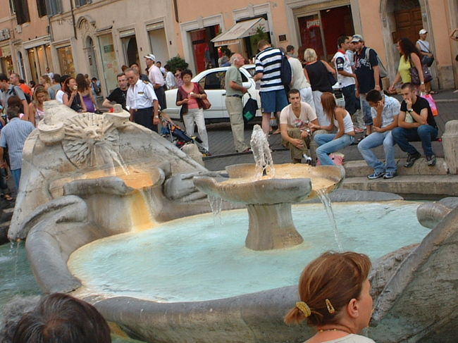 スペイン広場の噴水。正直、スペイン広場にはガッカリしました。