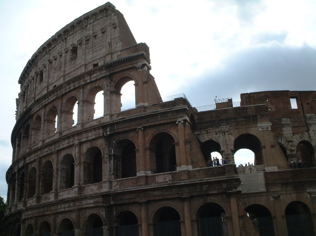 コロッセオの外観。ココに入場する裏ワザ。空いている「パランティーノの丘」で共通チケットを購入。（10ﾕｰﾛ）そうすると、コロッセオで、待たずに入れます。（チケット購入のための長い列を横目に私は、待ち時間0分で入場できました）