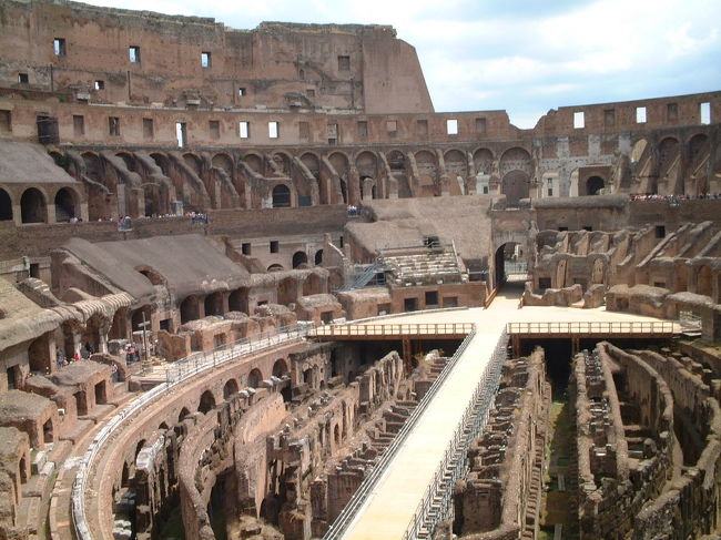 コロッセオの中。当時は猛獣と拳闘士の凄惨な戦いが見れたのでしょうね。ただ今、補強工事？改装？中でした。
