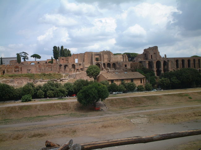 フォロ・ロマーノを遠くより撮影