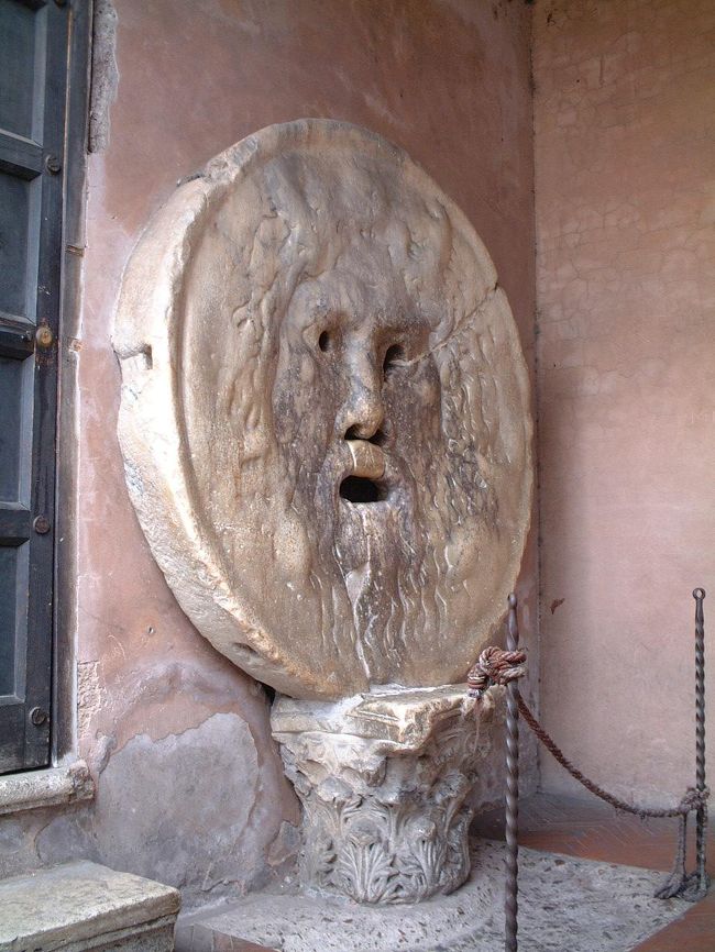 「真実の口」。写真撮影のための長蛇の列。私は、列に並ばず、合間を見て、外より撮影しただけでした。