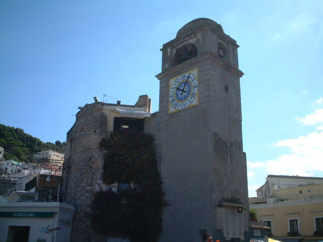 ケーブルカーに乗り着いた高台にあった時計