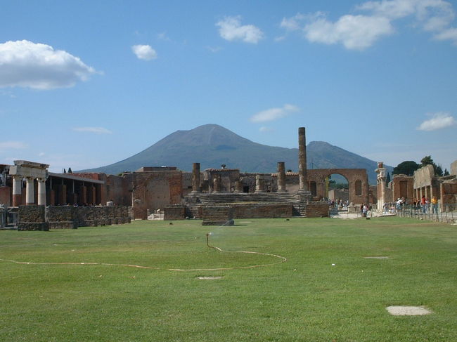 ヴェスーヴィオ火山を背景にしたポンペイの町