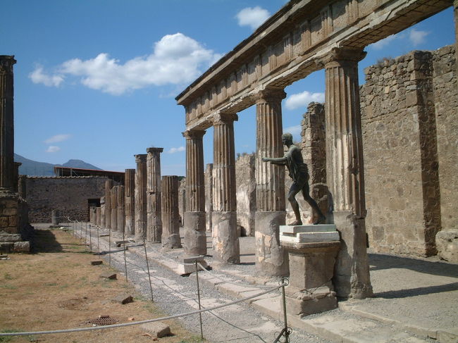 48本のイオニア式円柱の並ぶ「アポロ神殿」
