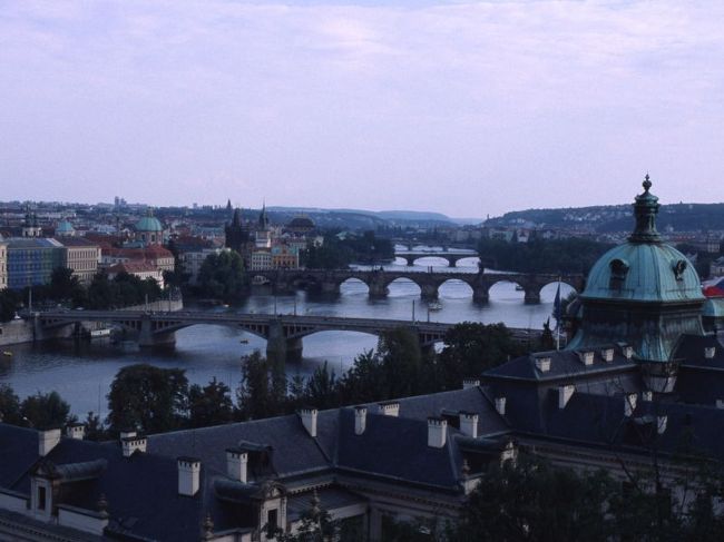 私の今までのプラハのイメージはこの写真そのもの。少し、暗い街のイメージ。<br />でも実際は全然違いました。観光客が多く、賑やかな街。行ってみないと分からないですね。